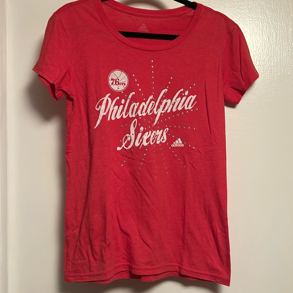 Women’s size large red Philadelphia 76ers tee